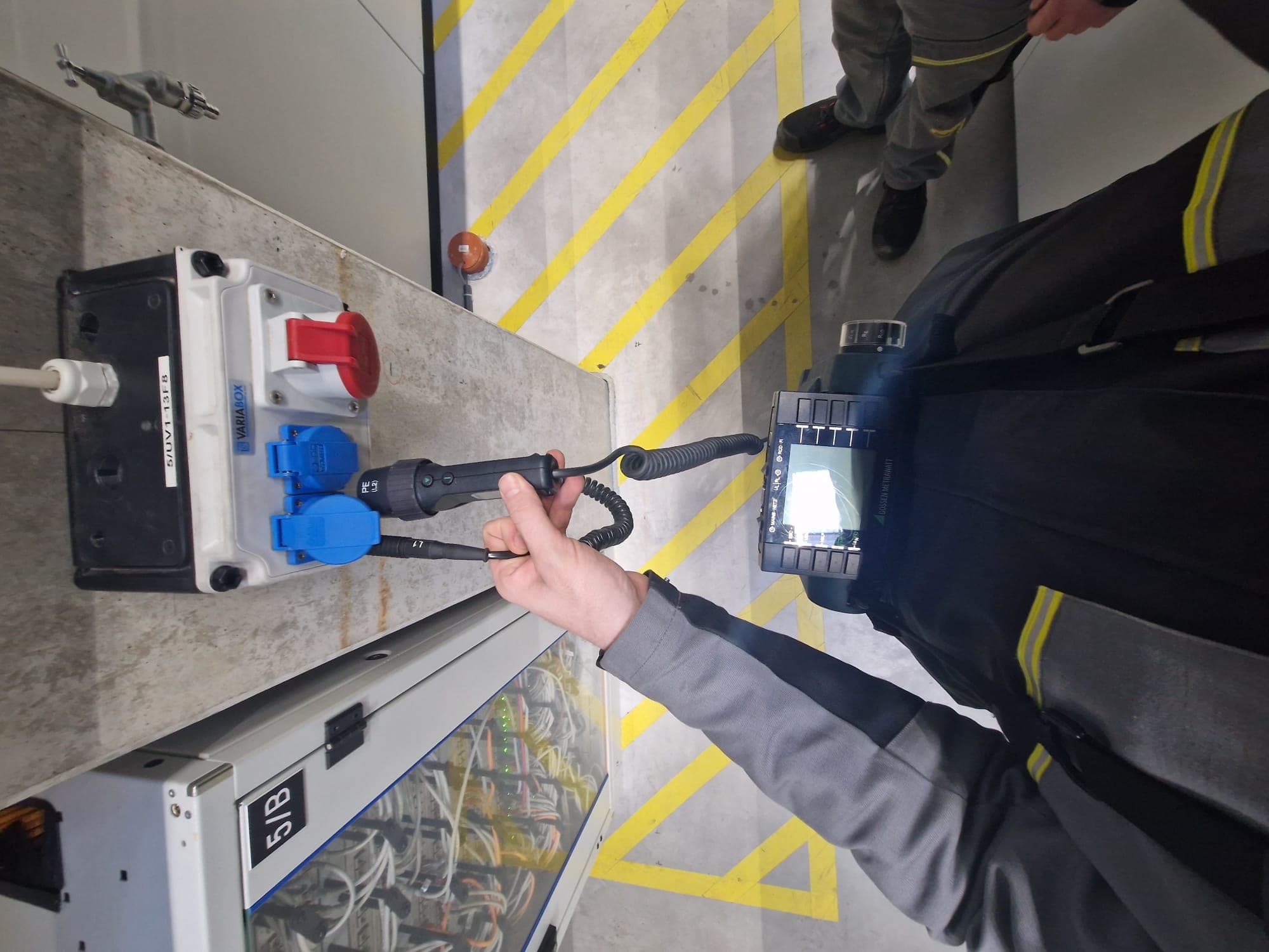 Prüfung einer Steckdosenverteilung mit einem elektrischen Prüfgerät