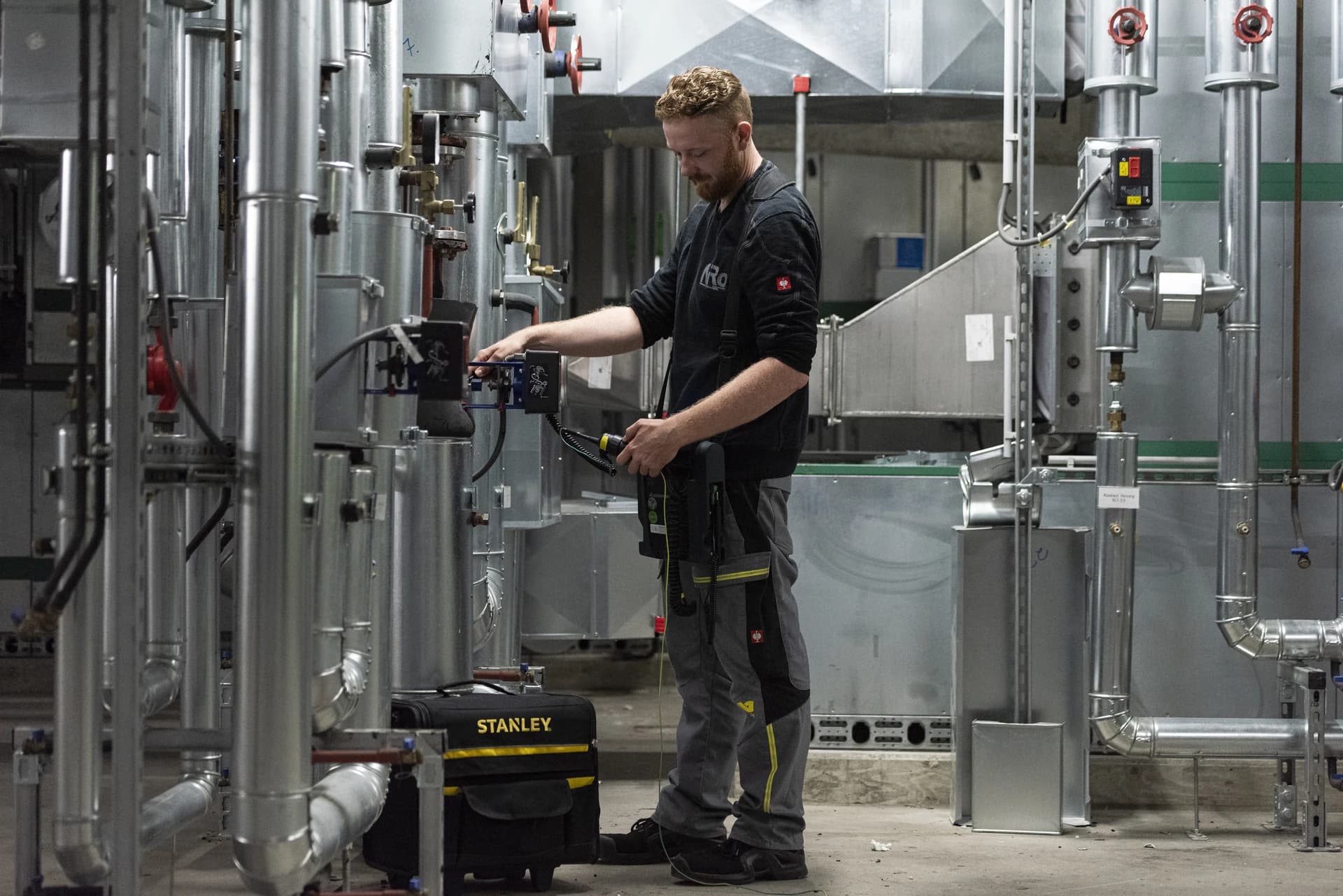 NiRo-Techniker bei einer elektrischen Prüfung in einer Industrieanlage